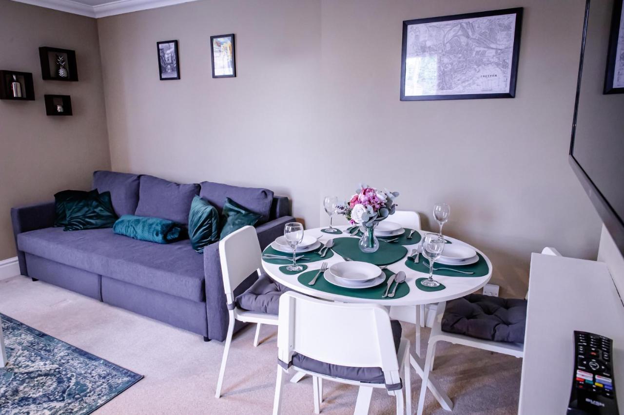 Lord Street - 2 Beautiful Apartments - Sleep Up To 14 Guests - By Rework Accommodation Chester Exteriér fotografie